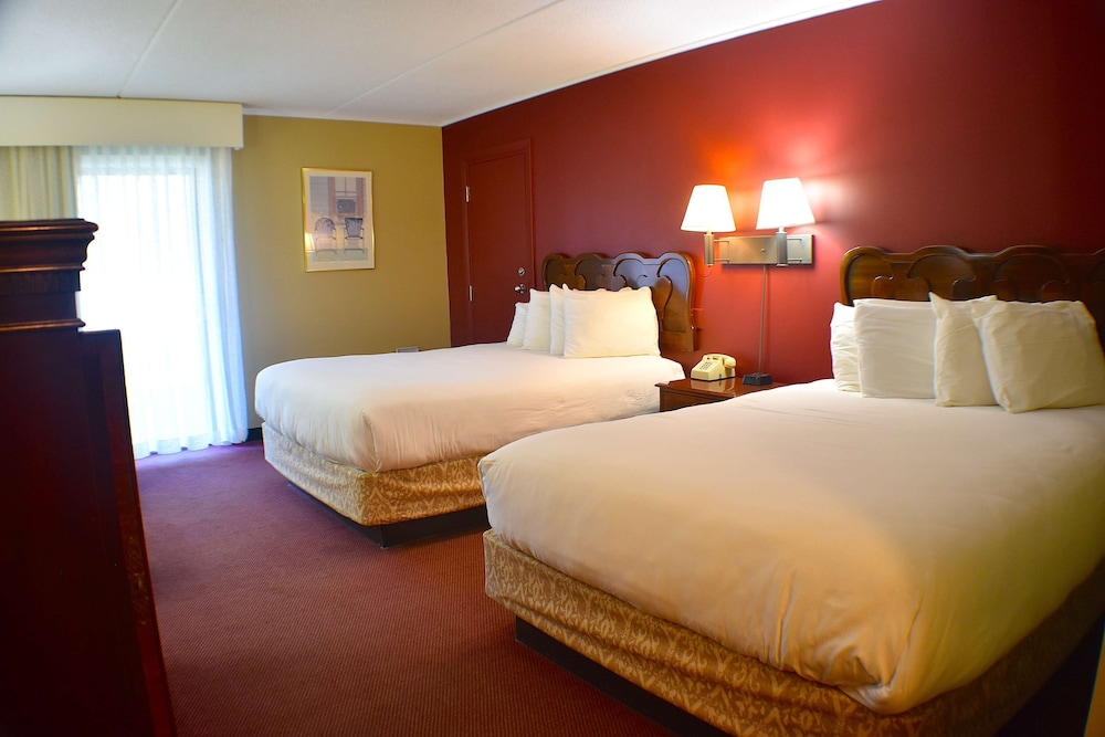 Adj. 1st Floor 2 Queen Beds