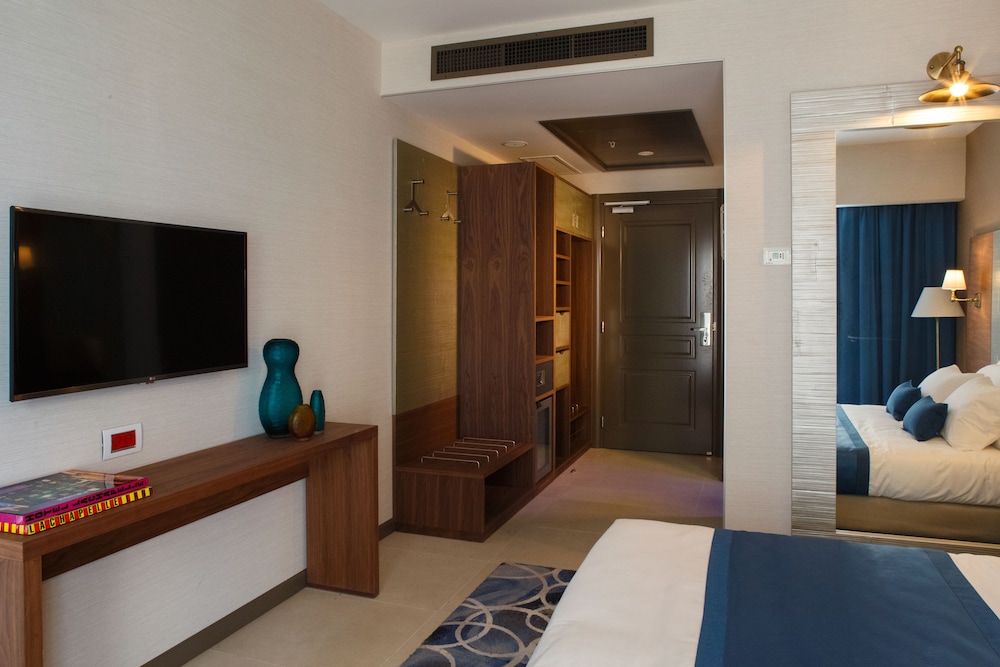 Superior Double or Twin Room, Partial Sea View photo 2