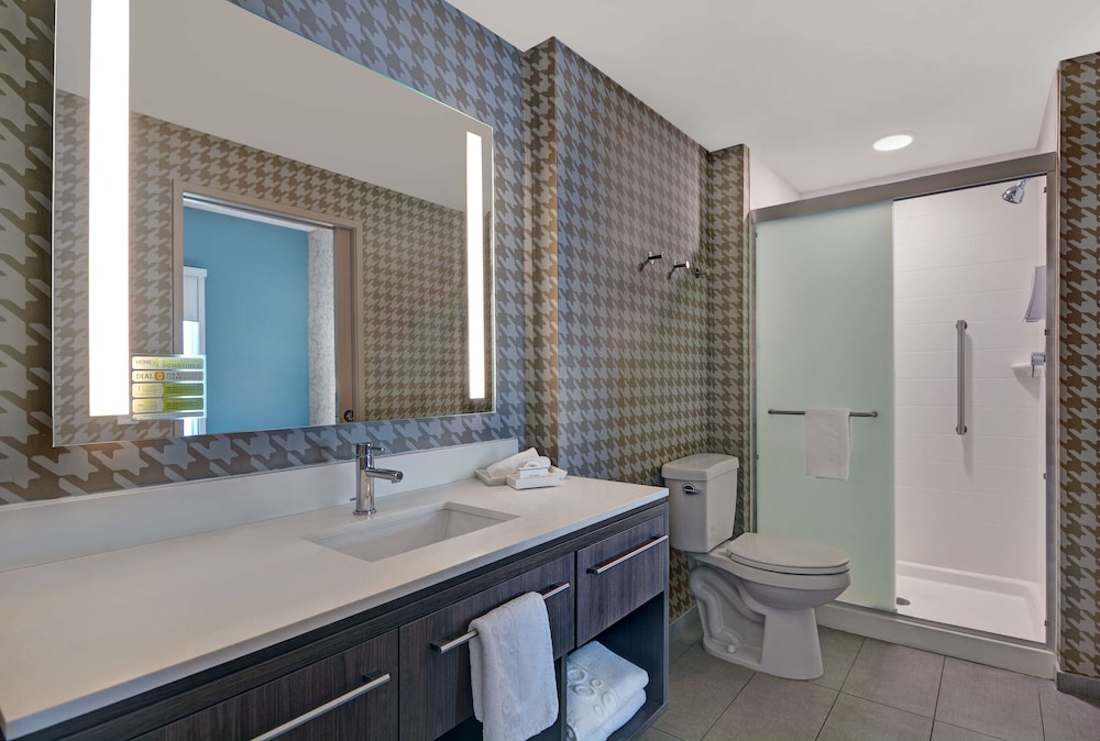 Suite, 1 King Bed, Accessible (Hearing)