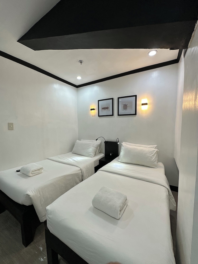 Basic Twin Room, Non Smoking, Pool Access photo 3