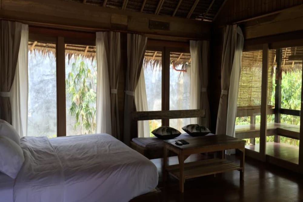 Waterfront Forest Bungalow photo 3