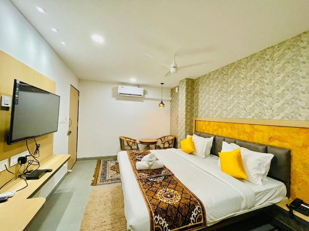 DELUXE ROOM - Photo 13