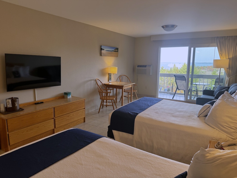 Pet Friendly Room, 2 Queen Beds, Ocean View (1st Floor) photo 2