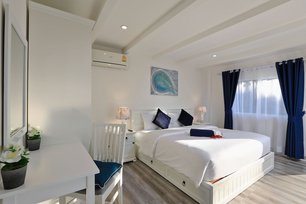 Deluxe Room, 1 King Bed, Sea View photo 3