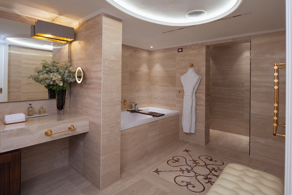 Executive Suite - Photo 4