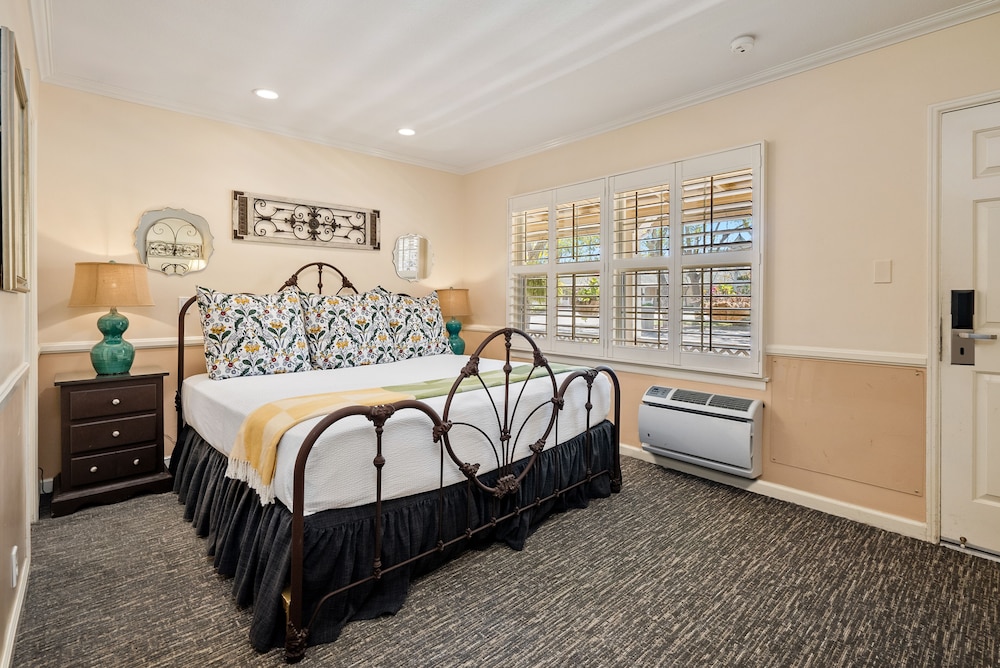 Room, 1 King Bed (Trellis Court Building) - Photo 5