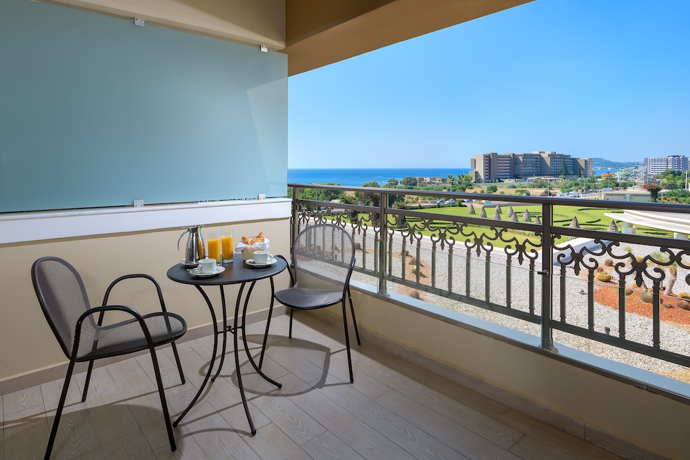 Family Suite Side Sea View photo 2