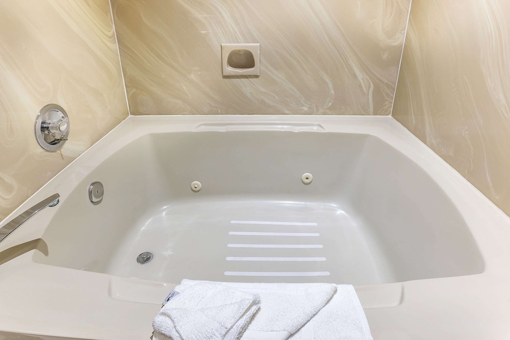 Room, 1 King Bed, Non Smoking, Jetted Tub photo 2
