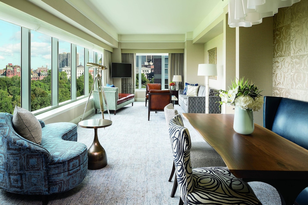 Club Suite, 1 Bedroom, Park View - Photo 3
