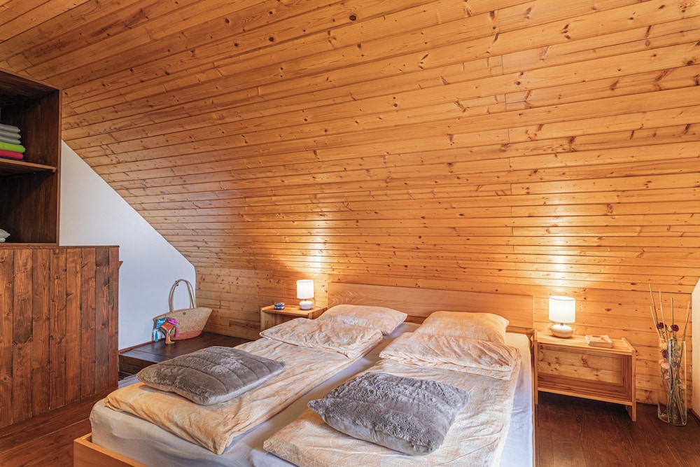 Family House, Multiple Bedrooms, Mountainside (Wellness Vineyard Cottage Boris) photo 2