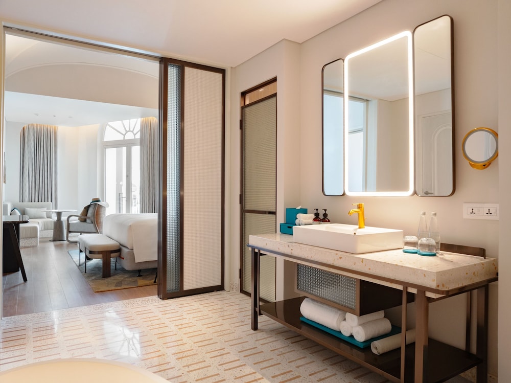 Suite, 1 King Bed - Photo 5