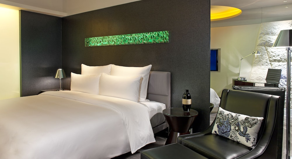 Club Room, 1 King Bed, Balcony - Photo 3