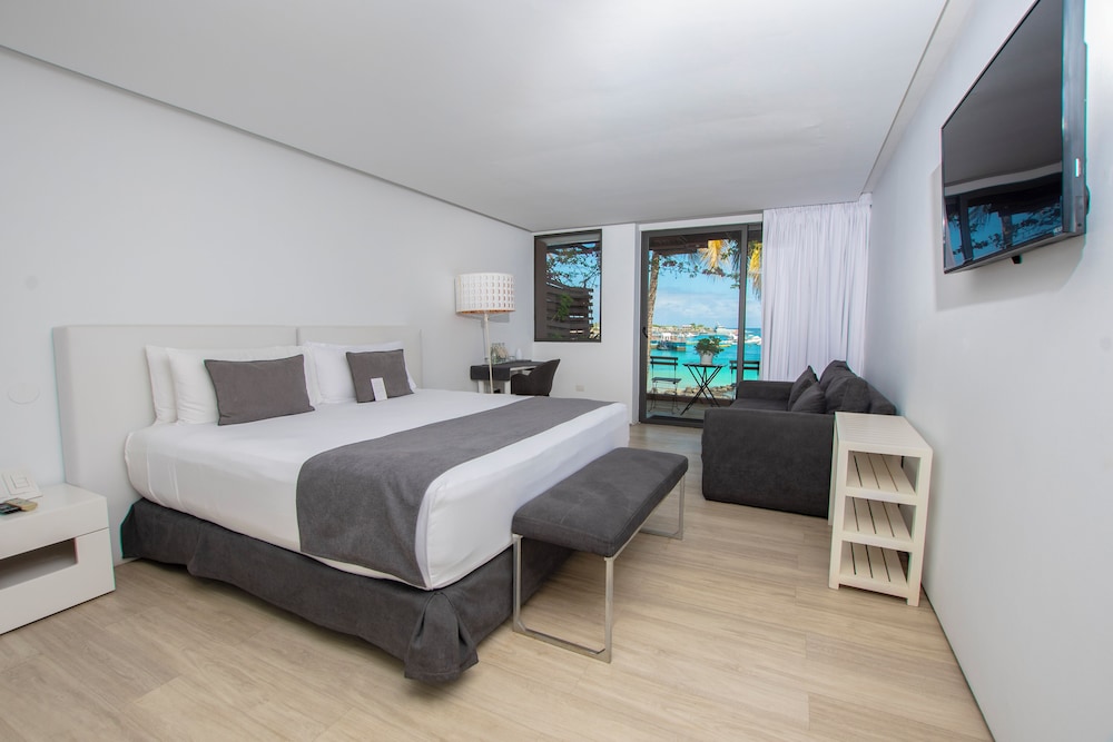 Deluxe Room, 1 King Bed, Ocean View photo 1