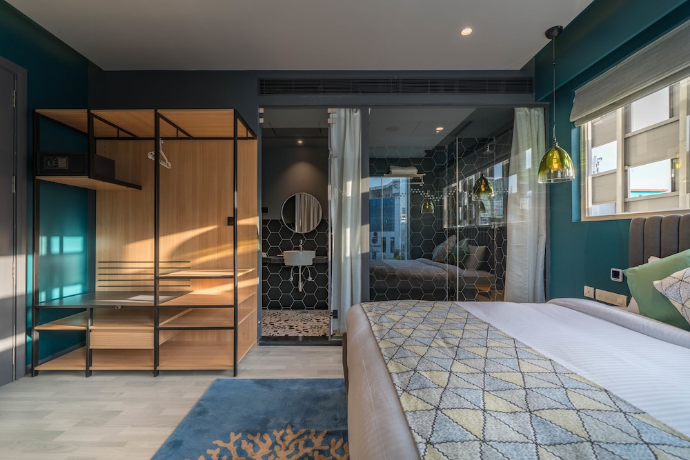 Suite - Photo 1