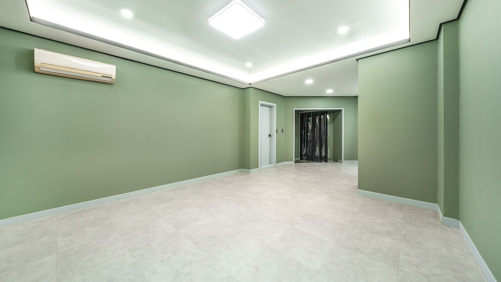 Basic Room, 1 Bedroom (White 2 (Mountain View))