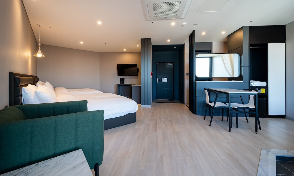 Suite - Photo 17