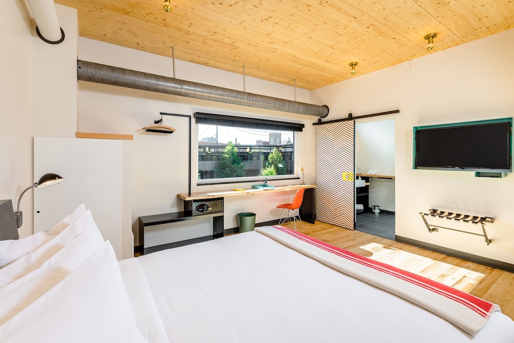 Standard Room, 1 King Bed (West King) photo 2