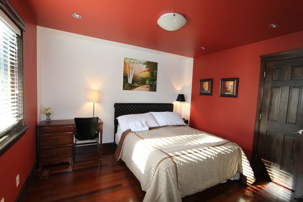 Queen Room with Ensuite photo 1