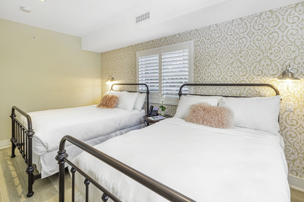 Classic Room, 2 Double Beds thumbnail 5