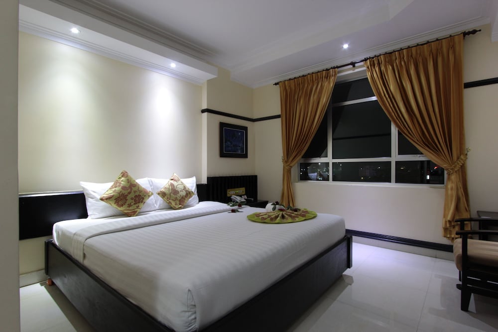 Deluxe Room, 1 King Bed photo 1