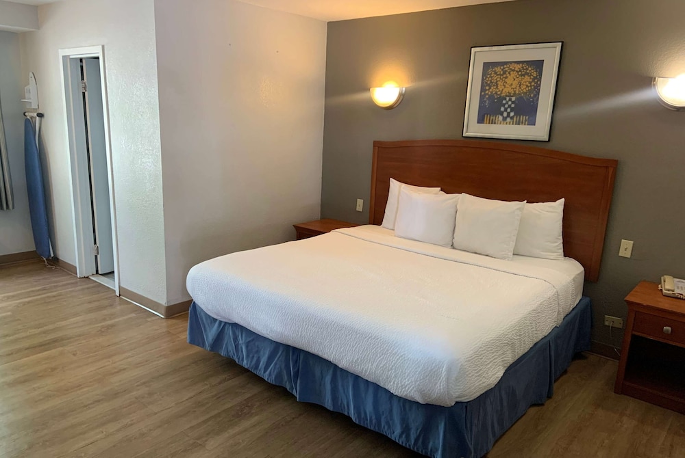 Standard Room, 1 King Bed, Non Smoking - Photo 4