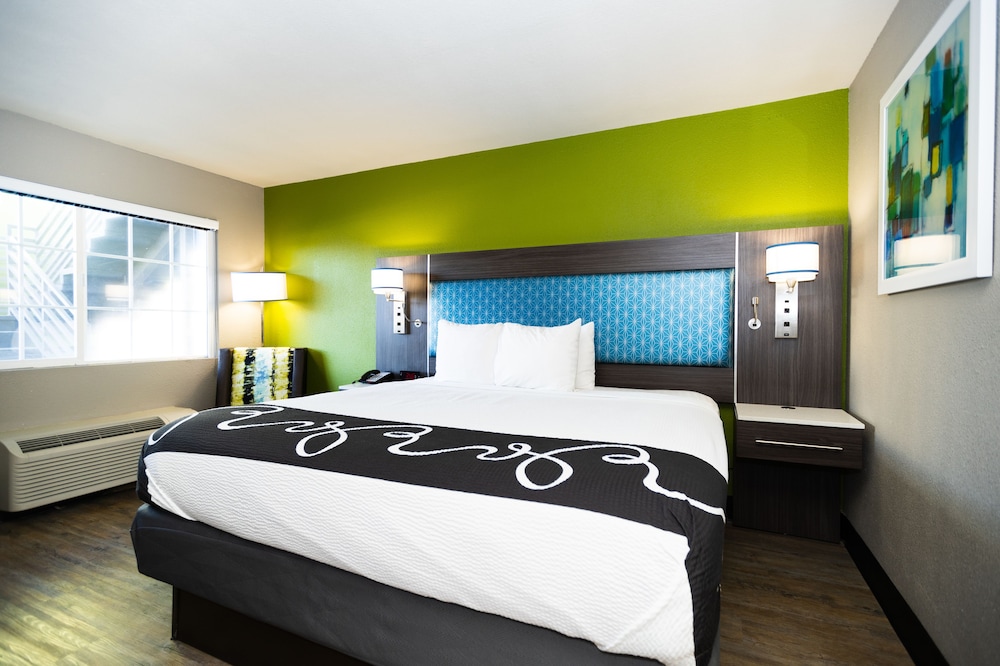 Standard Room, 1 King Bed, Accessible, Bathtub - Photo 5
