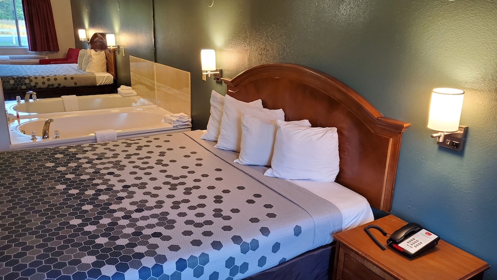 Honeymoon Studio Suite, 1 King Bed, Non Smoking, Jetted Tub photo 1