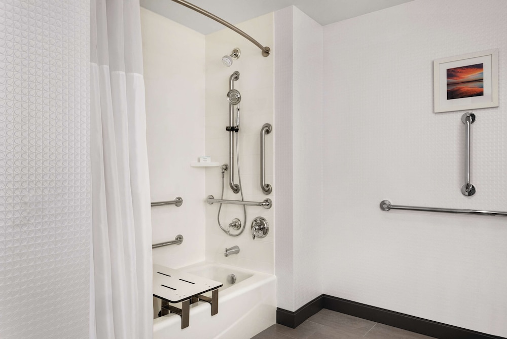 Room, 2 Queen Beds, Accessible, Bathtub (Mobility & Hearing)