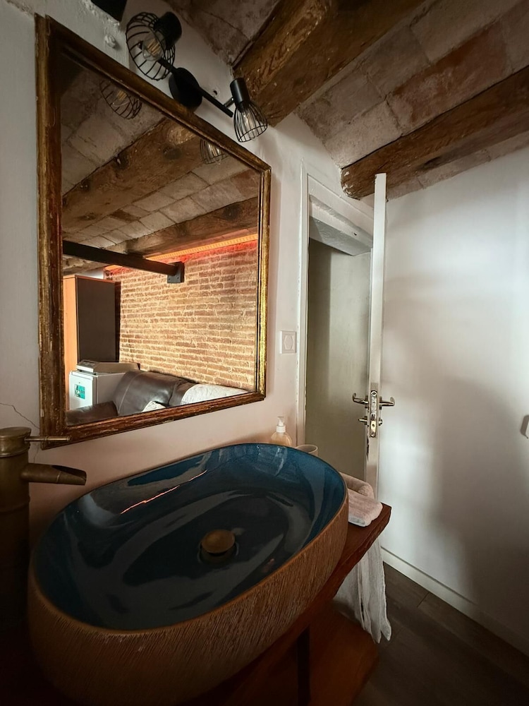 Traditional Studio, Courtyard View photo 3