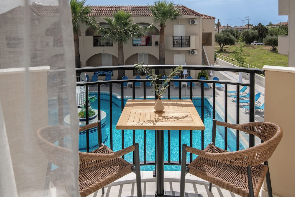 Deluxe Apartment, Pool View photo 3