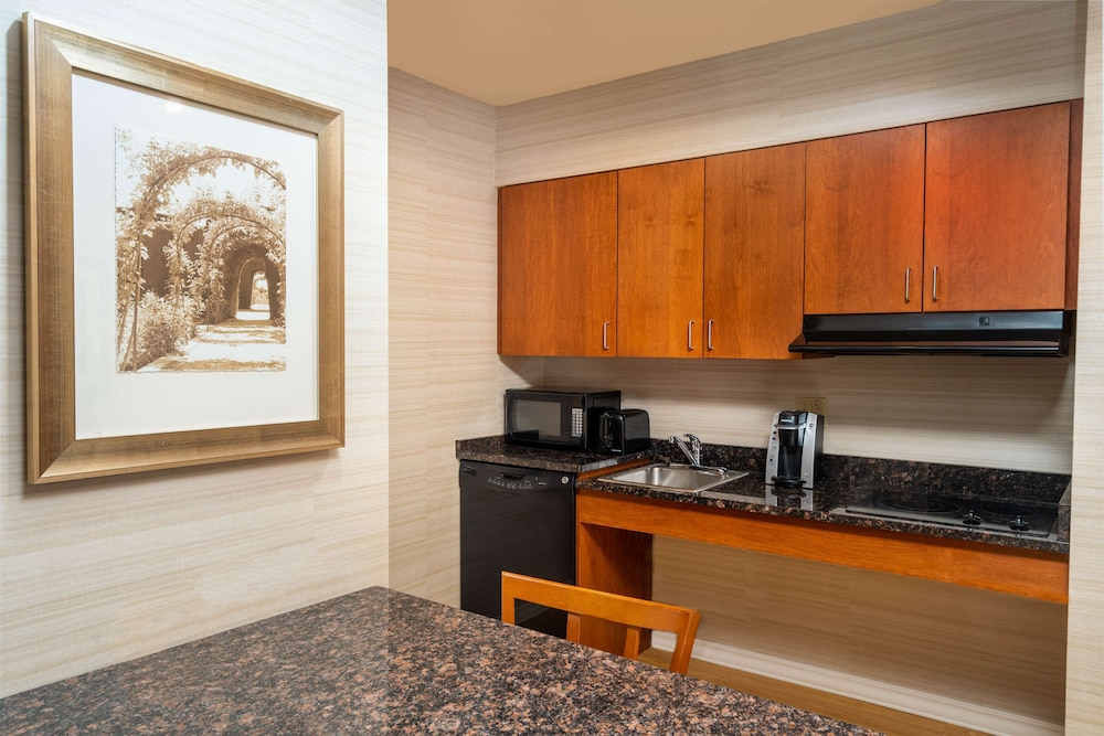 Suite, 2 Bedrooms, Accessible, Bathtub - Photo 5