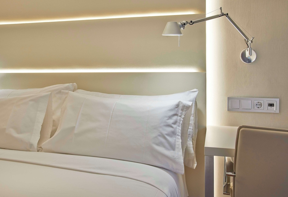 Standard Room thumbnail 5