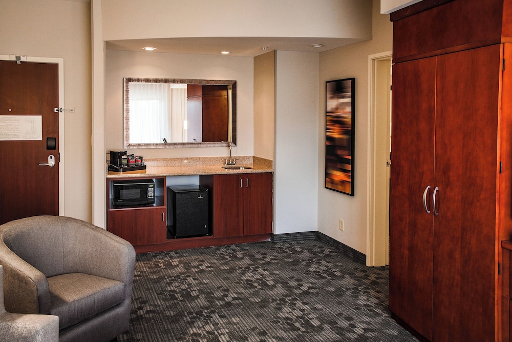 Suite, 1 Bedroom - Photo 3