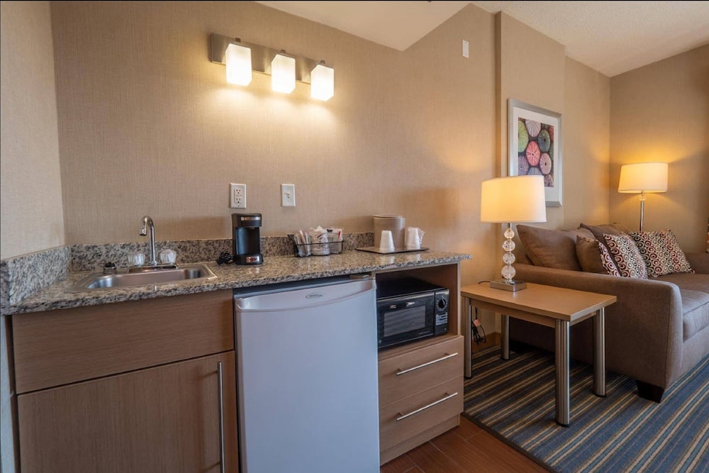 Suite South, 2 Queen Beds & Sofa Bed, Limited View, Balcony photo 3