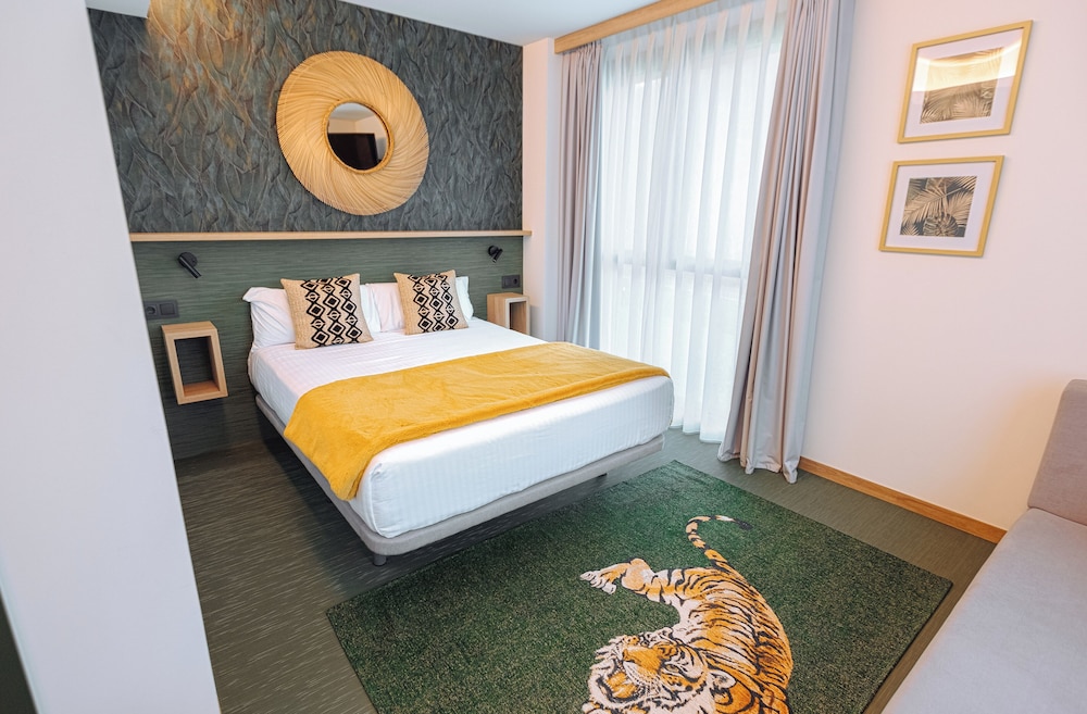 Design Double Room, 1 Queen Bed, Mountain View, Garden Area - Photo 9