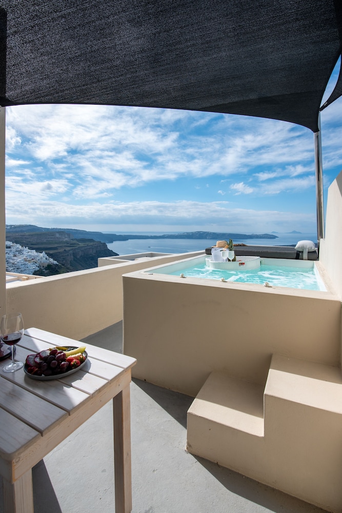 Deluxe Cliff Suite with Caldera View and Outdoor Hot Tub - Photo 10