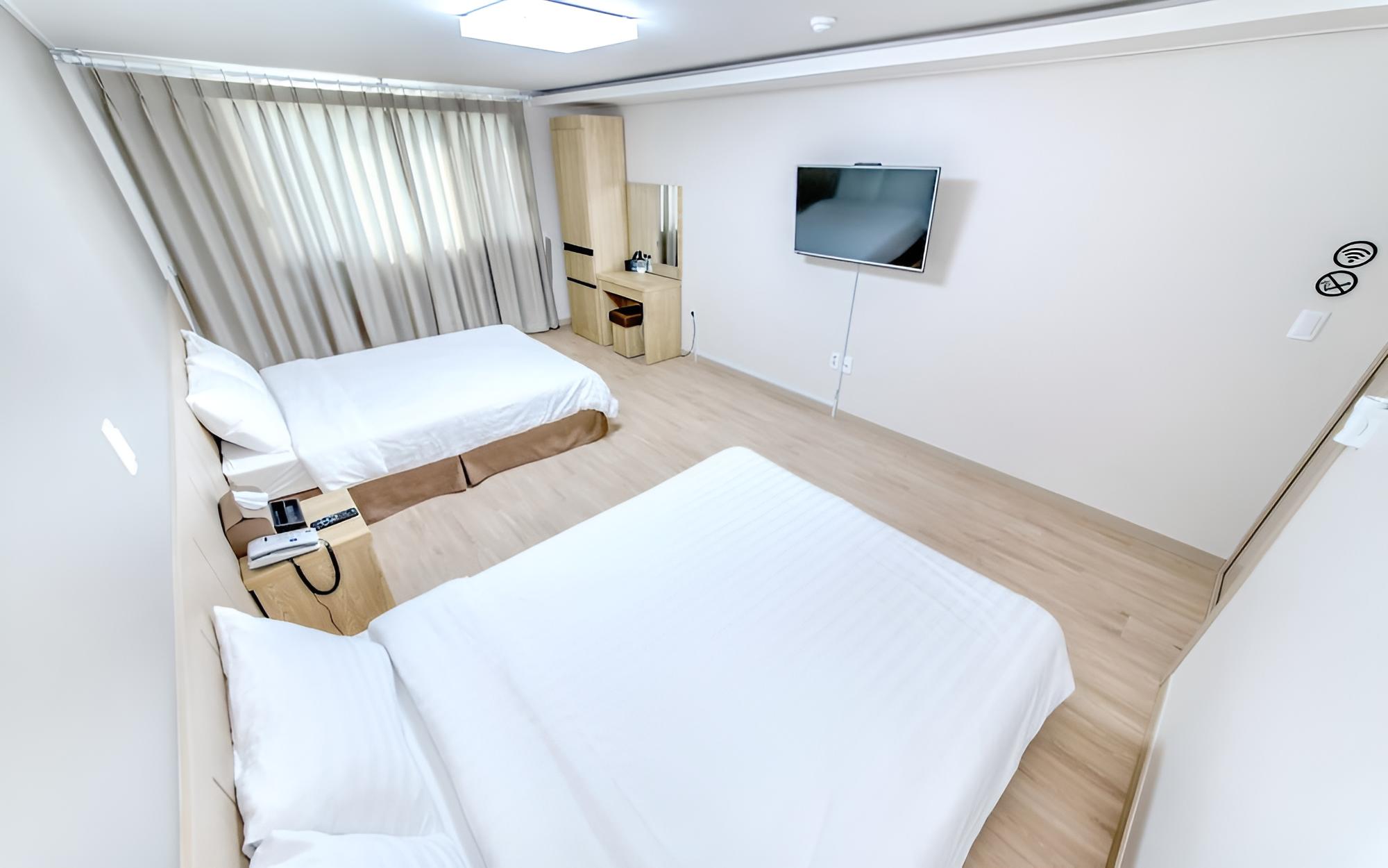 Room (Family Double + Double)