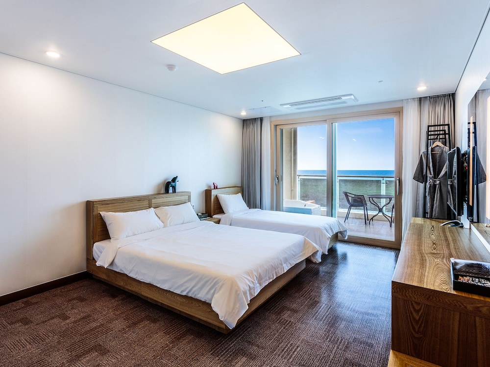 Ocean Room or Sky Room (Random Assign) photo 3