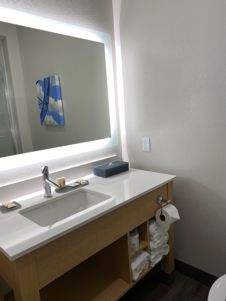 Room, 1 King Bed, Accessible, Non Smoking (Mobility) - Photo 4
