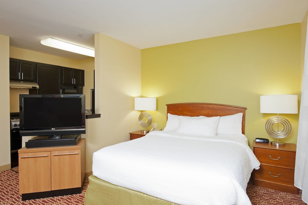 Studio, 1 Queen Bed with Sofa bed (Mobility/Hearing Accessible, Tub) photo 1