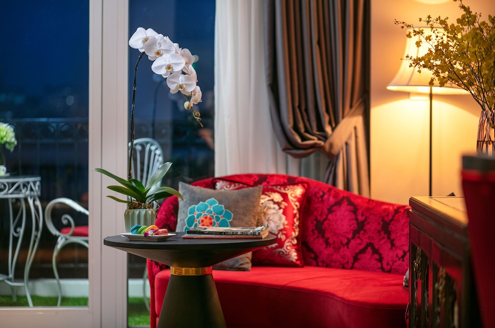 Shining Queen Suite