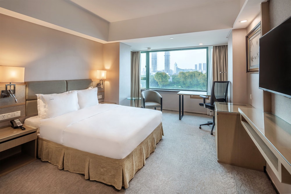 1 Queen Bed Standard City view - Photo 2