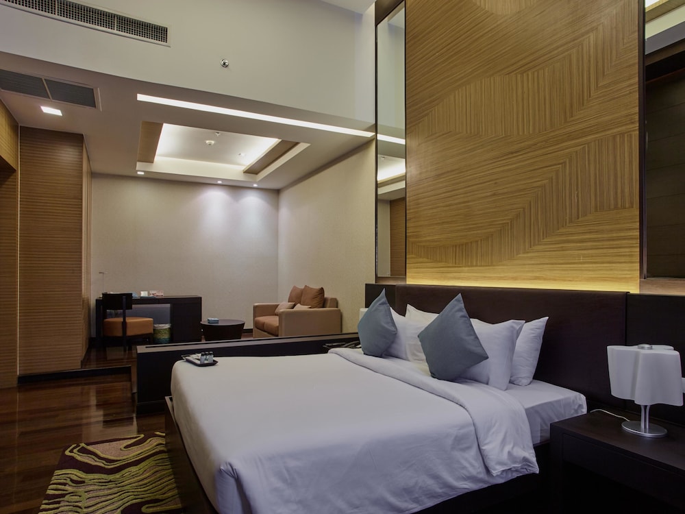 Presidential Jacuzzi Suite photo 2