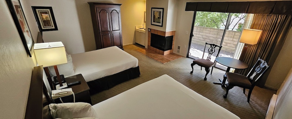 Superior Room, 2 Queen Beds photo 2