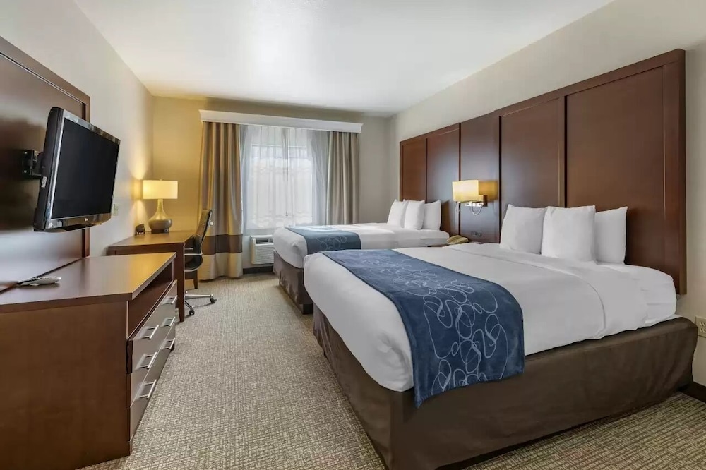 Deluxe Suite, 2 Queen Beds, Love Seat, Microwave, Mini-Refrigerator - Photo 2