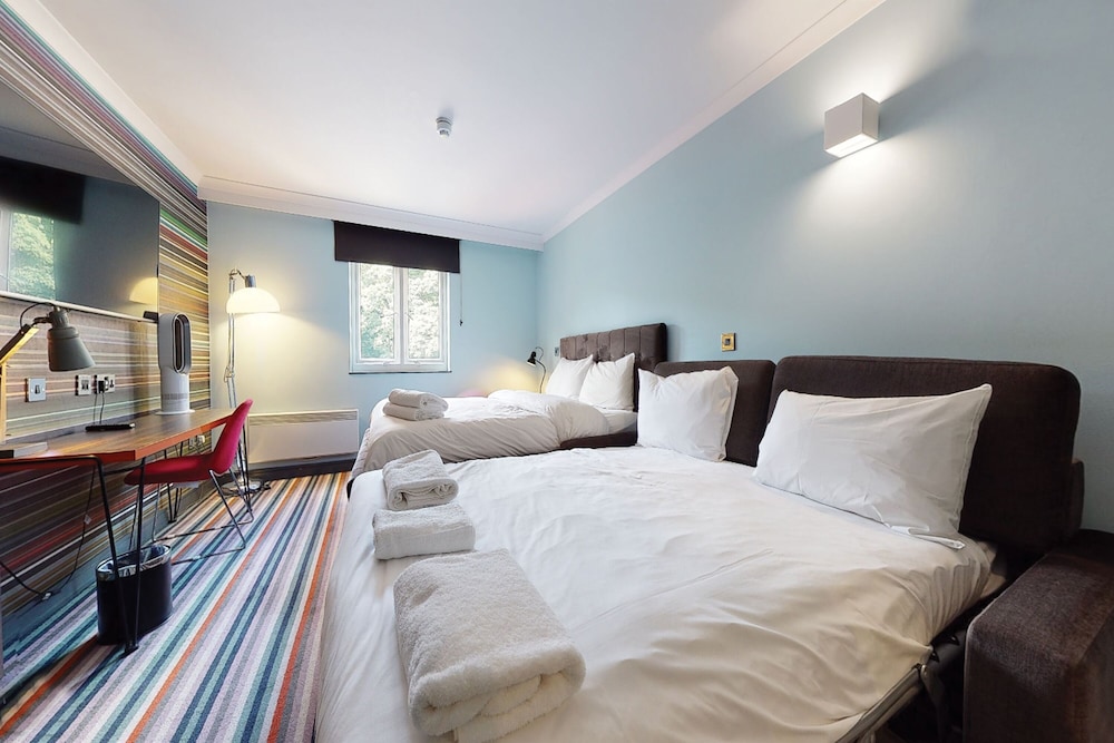Family Room (1 Double & 2 Rollaway Beds) photo 1