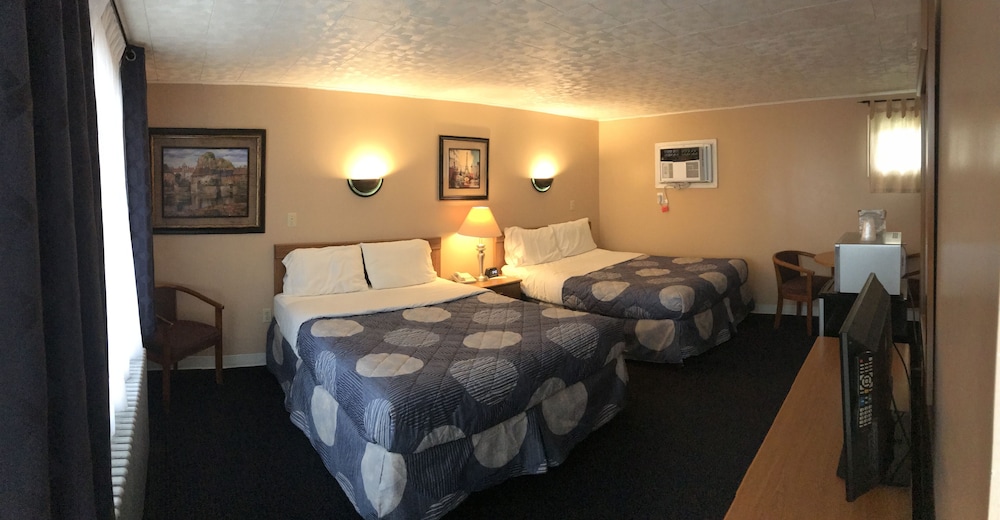 Two Queen beds photo 1