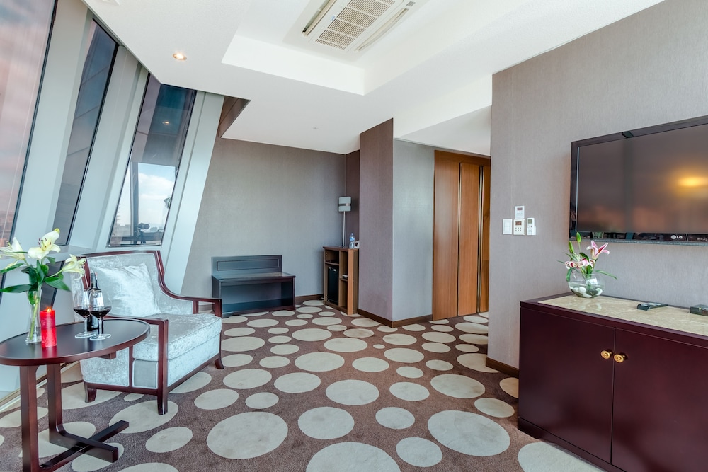 Signature Suite, 1 King Bed photo 3