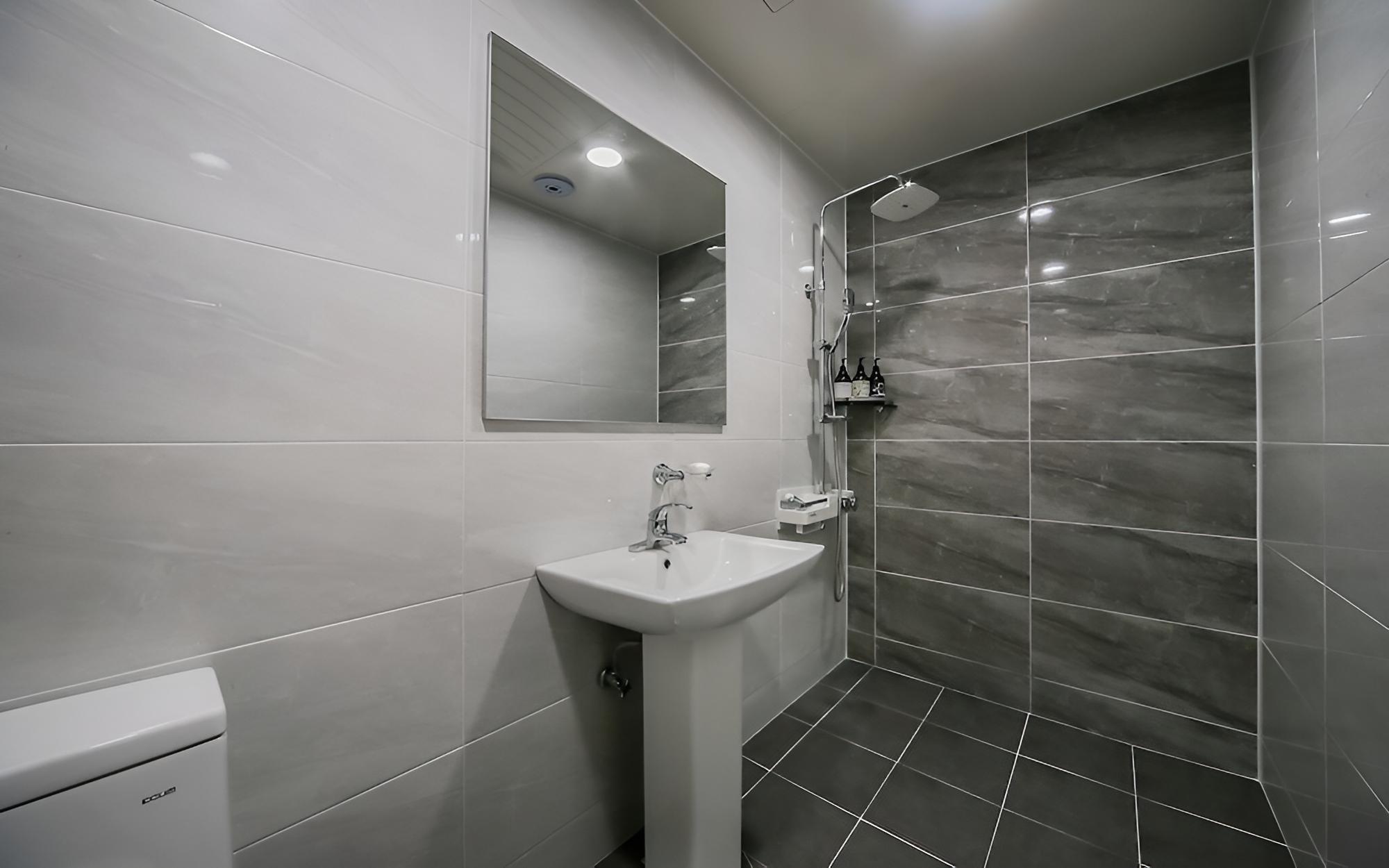 Room (Twin Room (Double Bed + Single Bed)) - Photo 6