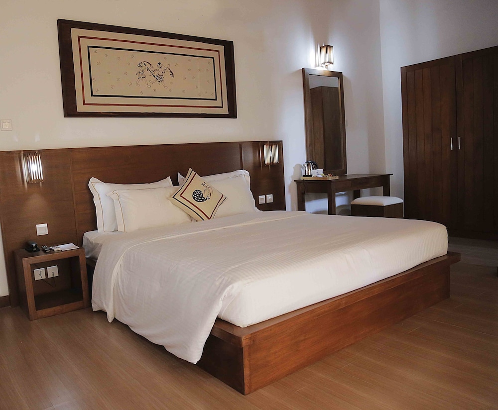 Deluxe Family Room, Pool View photo 3